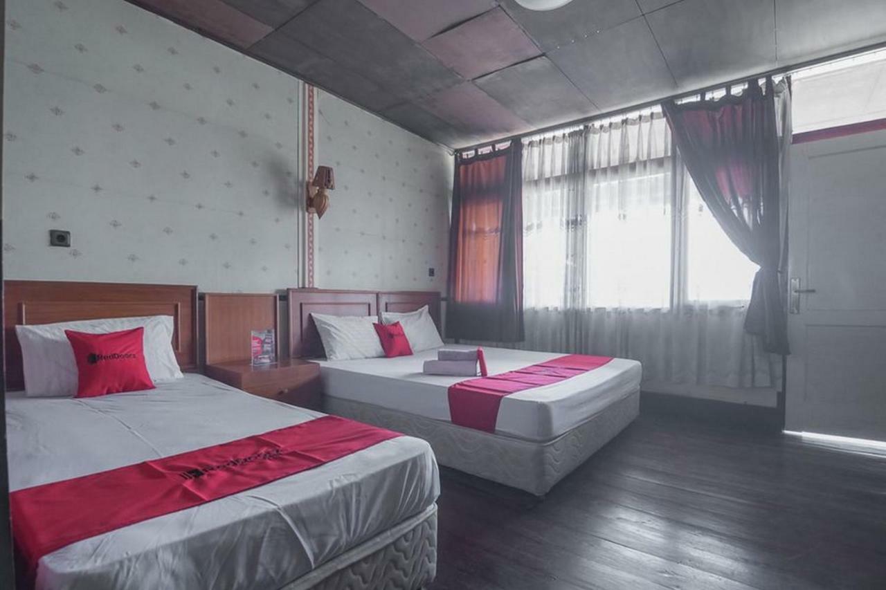 Hotel Reddoorz @ Maribaya Street Lembang Exterior foto